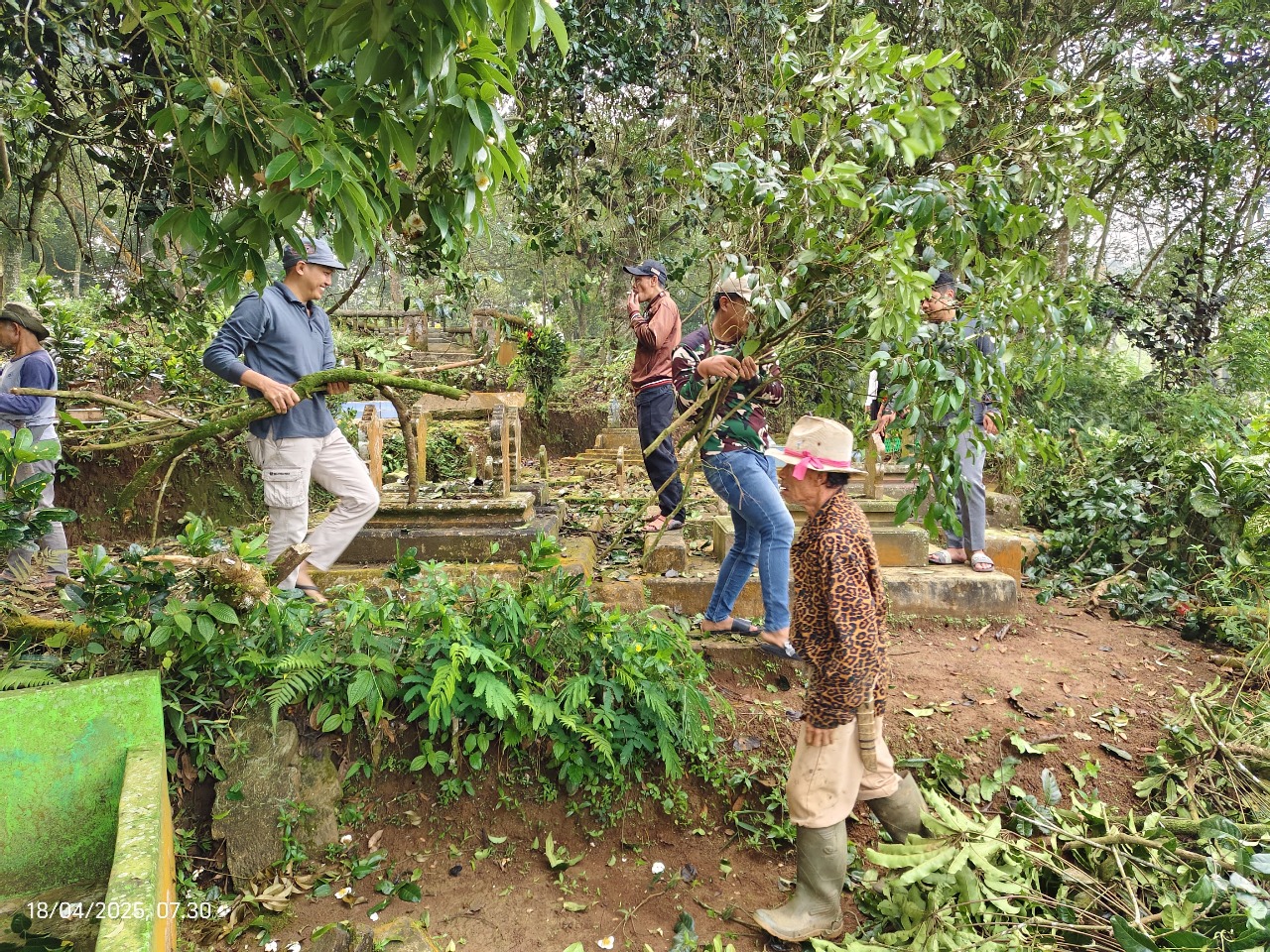 Kegiatan Jumat Bersih (JUMSIH) di TPU Dusun Tugu
